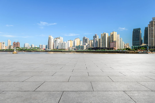 地磚地面和建筑群背景