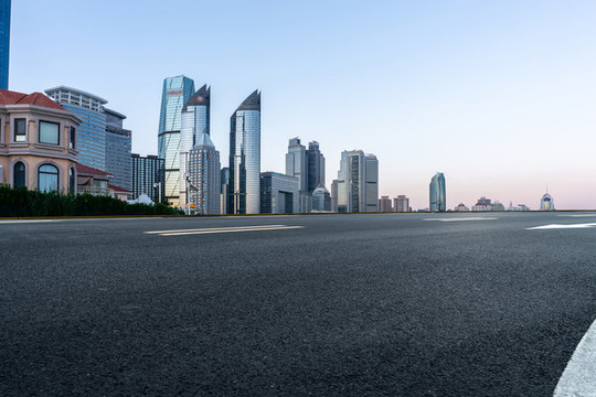 瀝青地面天際線和建筑群背景