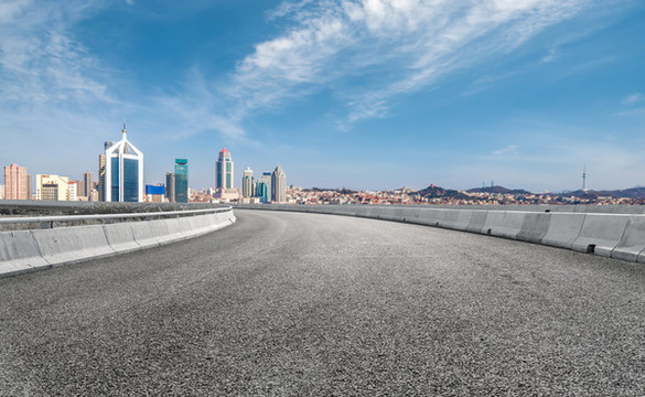 公路彎道和城市景觀