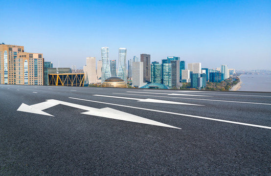 高速公路行車道和金融區(qū)建筑