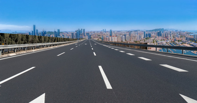 高速公路行車(chē)道和城市景觀(guān)