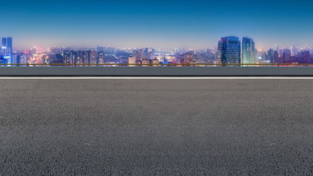 瀝青公路和現(xiàn)代建筑夜景