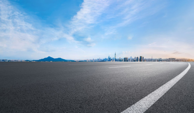 高速公路天際線和城市景觀