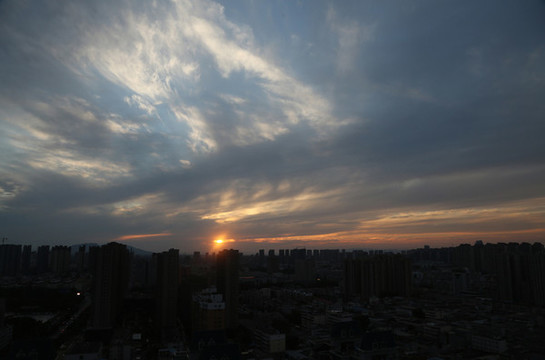城市晚霞火燒云