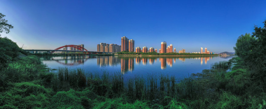 寬幅高清碧水藍天城市倒影全景