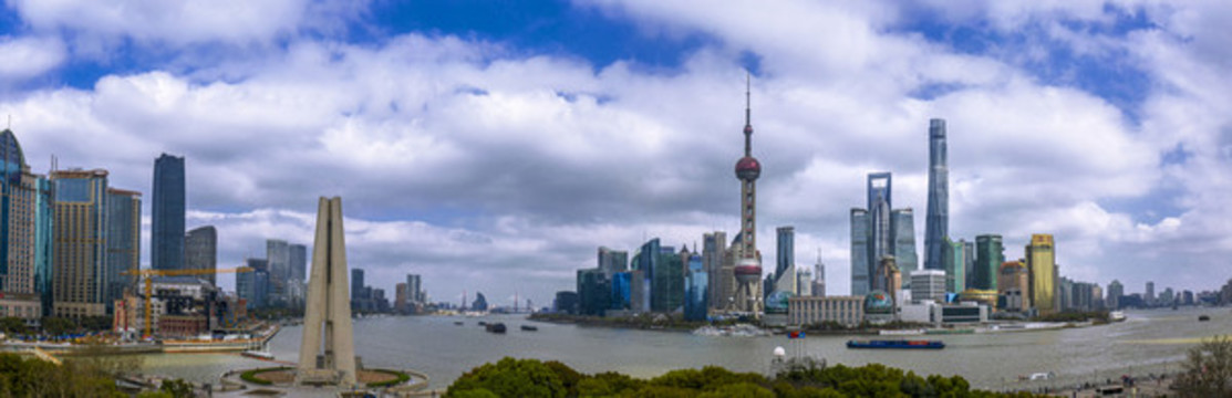 寬幅藍(lán)天白云下的上海外灘全景