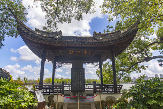 湖心島訪(fǎng)蹤亭