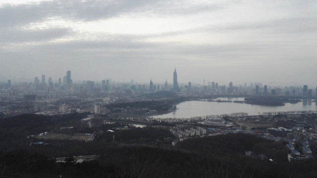 資金山頂?shù)哪暇└┡? style=