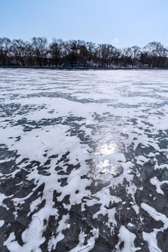 沈陽(yáng)清昭陵北陵公園冰凍的湖面