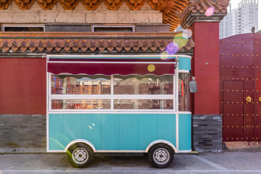 中國宮墻古建筑背景前的室外餐車
