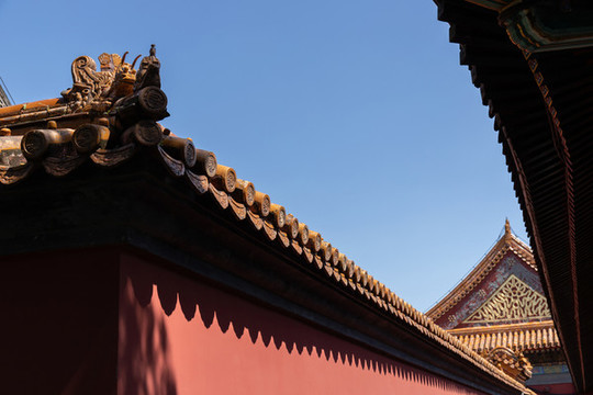 北京頤和園長廊旁古建筑