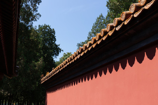 北京頤和園長廊旁古建筑