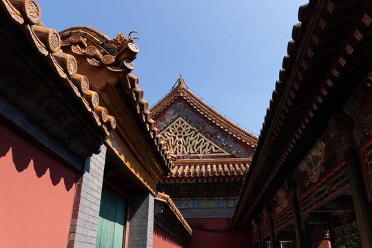 北京頤和園長廊旁古建筑