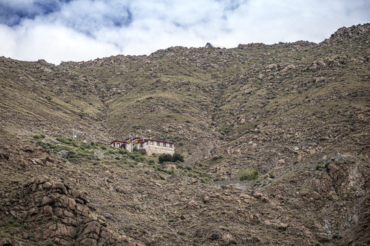 西藏拉薩郊區(qū)的山和寺廟