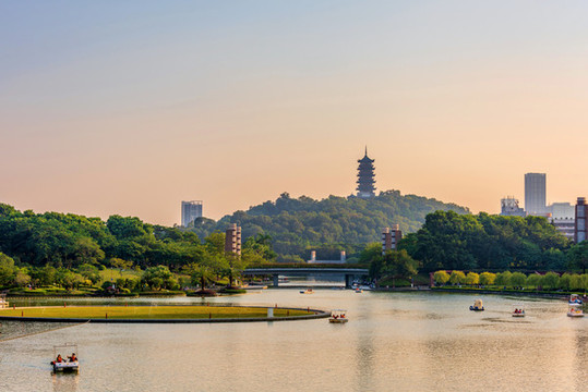 中國廣東佛山千燈湖魁星閣日暮