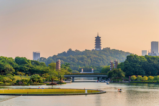 中國(guó)廣東佛山千燈湖魁星閣日暮