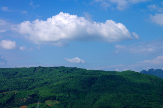 藍(lán)天白云青山綠樹風(fēng)景