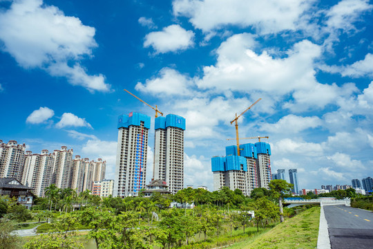 建設(shè)中的建筑工地塔吊