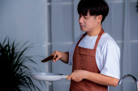 男士在廚房做飯