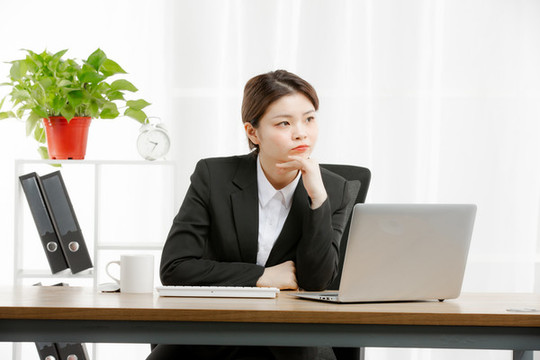 商務(wù)女性思考問題