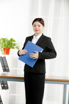 商務女性站立拿文件夾
