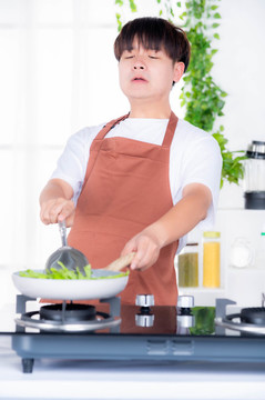 男士在廚房趣味炒菜