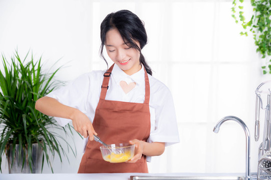 女主在廚房做飯