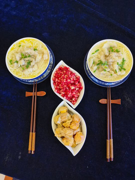 面食和水果拼盤