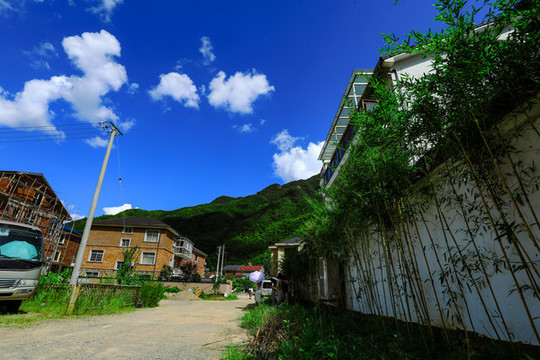 藍天白云下的山村