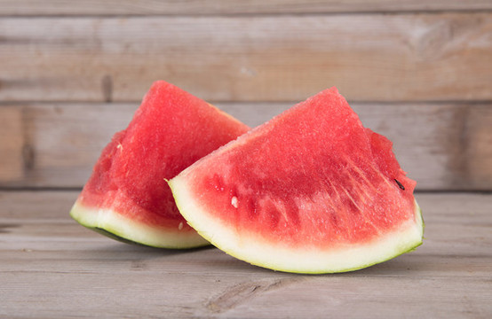 夏季桌子上兩塊切好的西瓜