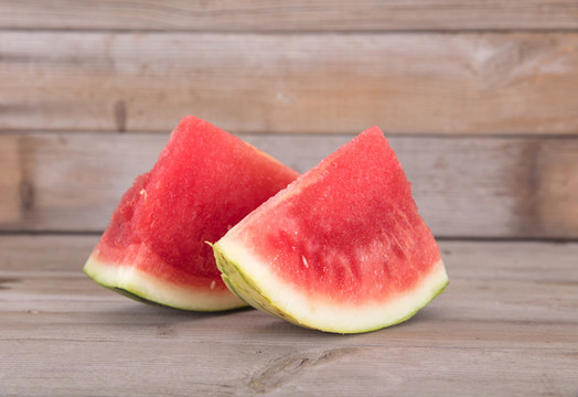 夏季桌子上兩塊切好的西瓜