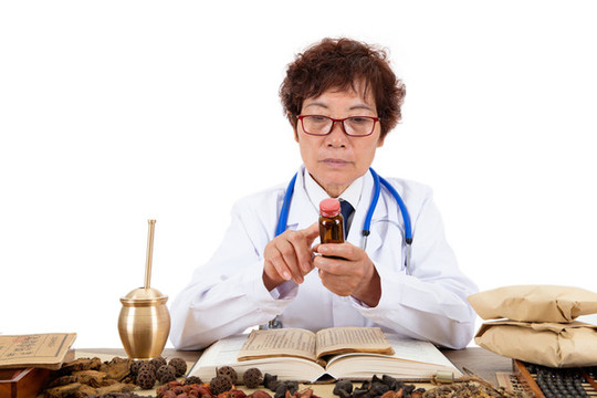 穿著白大褂的老中醫(yī)