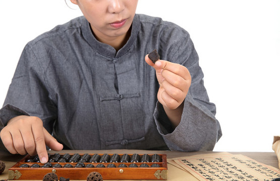 穿著唐裝的中藥醫(yī)師