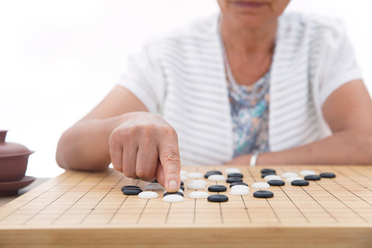 中國(guó)老太太正在下中國(guó)圍棋
