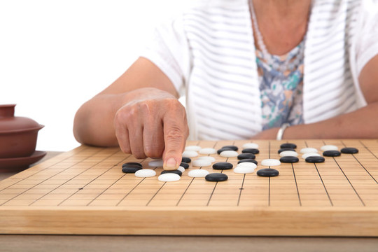 中國(guó)老太太正在下中國(guó)圍棋
