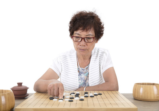 戴眼鏡的卷發(fā)中國(guó)老太太在下圍棋
