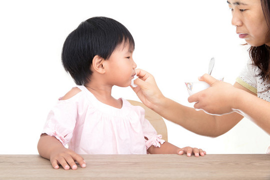 拒絕吃飯年輕媽媽在和女兒談條件