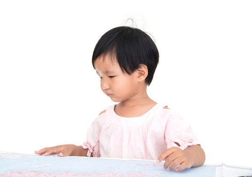 中國小女孩在攤開的上查找