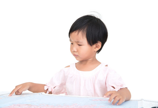 中國小女孩在攤開的上查找