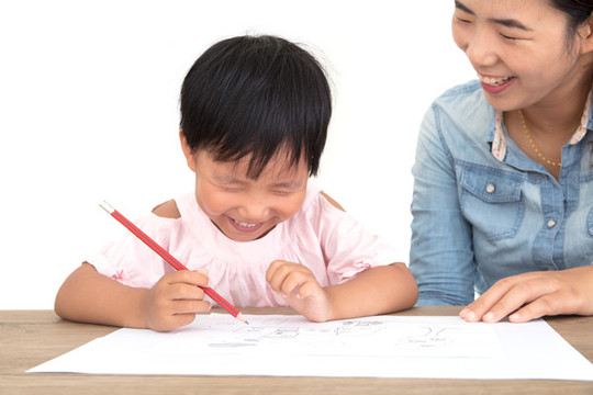 幼教老師在教小女孩畫(huà)畫(huà)