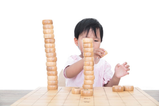 興致勃勃的擺弄中國象棋棋子