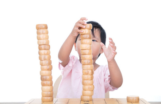 興致勃勃的擺弄中國象棋棋子