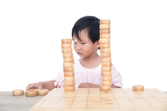興致勃勃的擺弄中國象棋棋子