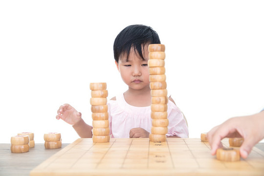 興致勃勃的擺弄中國象棋棋子