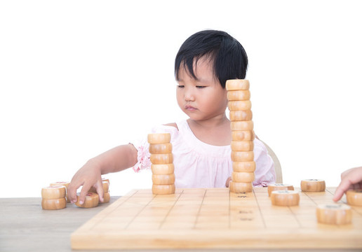 興致勃勃的擺弄中國象棋棋子