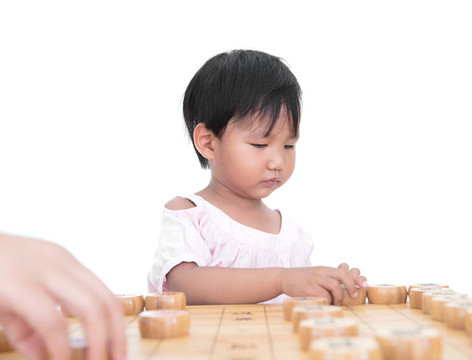 興致勃勃的擺弄中國象棋棋子