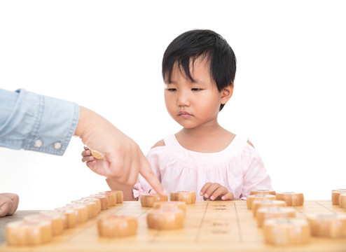 興致勃勃的擺弄中國象棋棋子