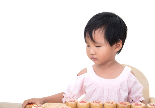 小女孩認真的和對手下中國象棋