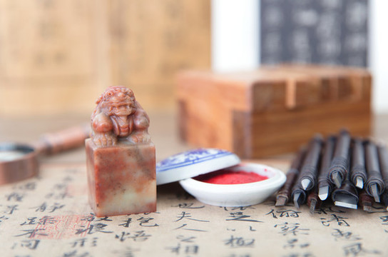 一枚石質(zhì)印章及印泥和書(shū)法作品
