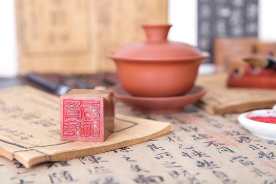 書法作品和一枚精致的篆文印章